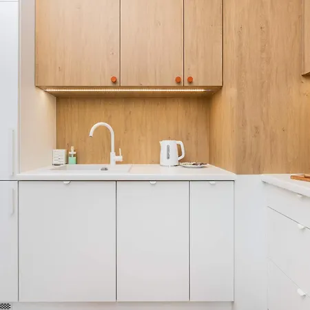 Stylish With A Balcony And Parking By Renters Apartament *