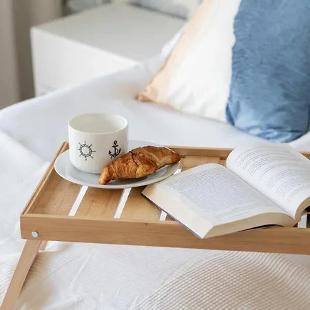 Stylish With A Balcony And Parking By Renters Apartament